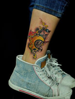 创意猫与灯笼脚踝纹身图片