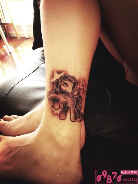 可爱小马创意脚踝纹身图片