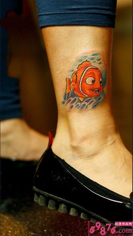 可爱卡通小鱼脚踝纹身图片