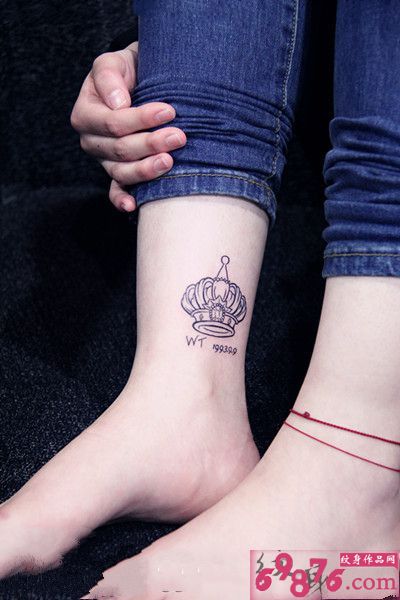 清新小皇冠脚踝纹身图片