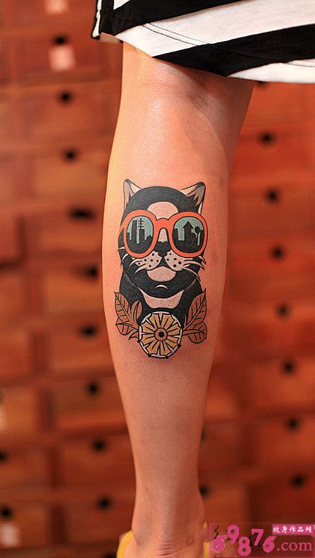 个性眼镜小黑猫小腿纹身图片