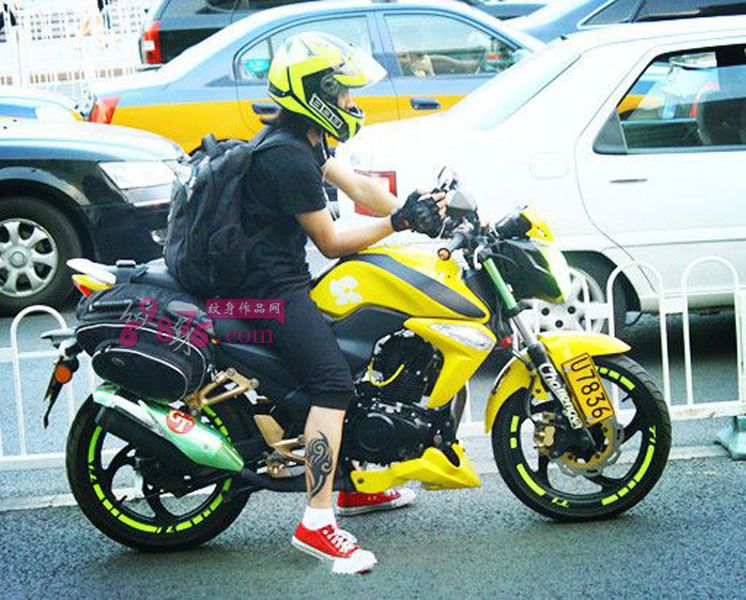 个性潮男脚踝图腾纹身图片