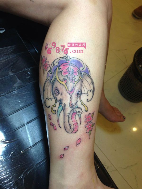 可爱粉色小象妞腿纹身图片