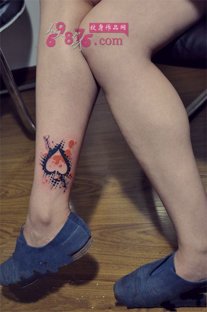 时尚黑桃心脚踝纹身图片