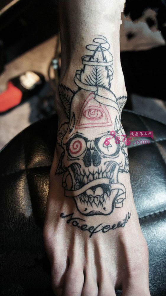 割线创意骷髅脚背纹身图片