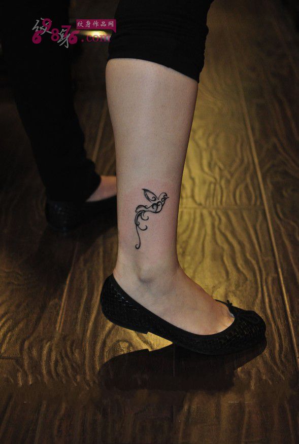 线条燕子小清新纹身图片