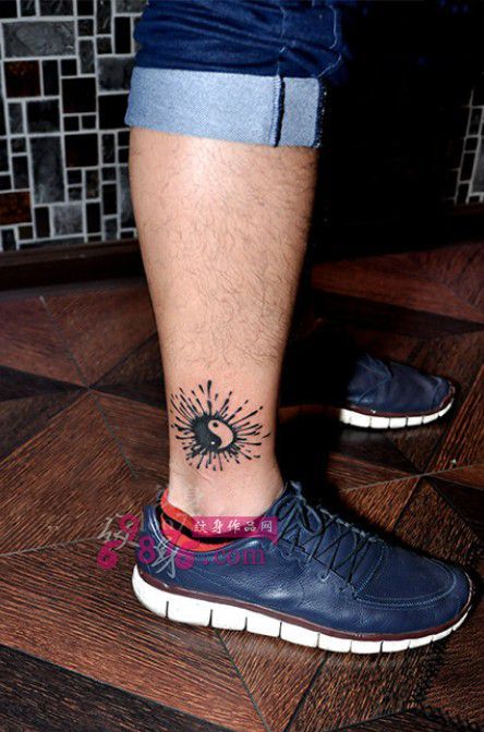 创意喷墨八卦图脚踝纹身图片