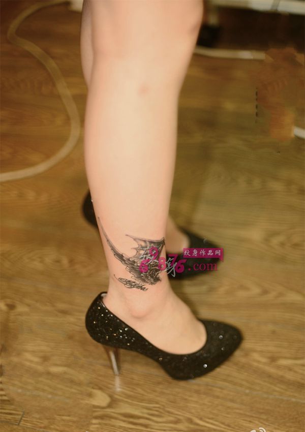 恶魔翅膀脚踝纹身图片