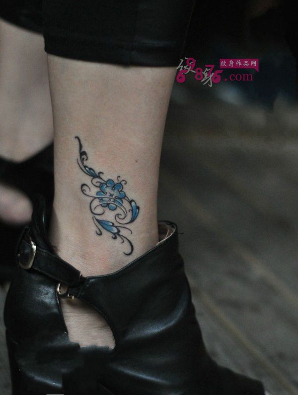 脚踝蓝色小花朵清新纹身图片