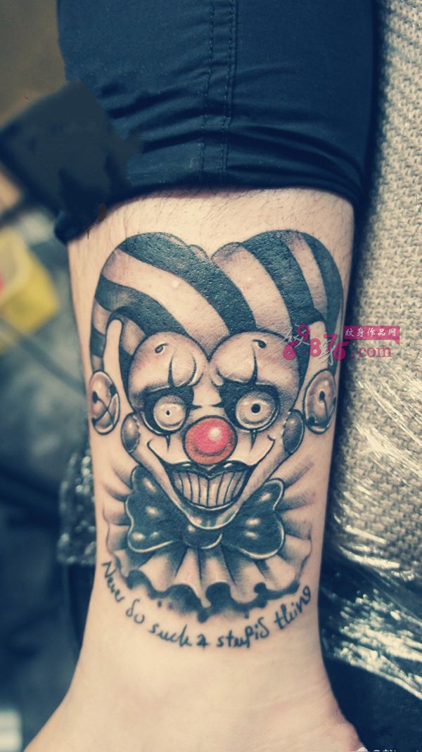 邪恶小丑脚踝纹身图片