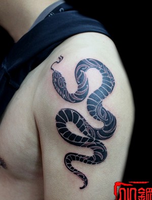 手臂个性的小蛇纹身