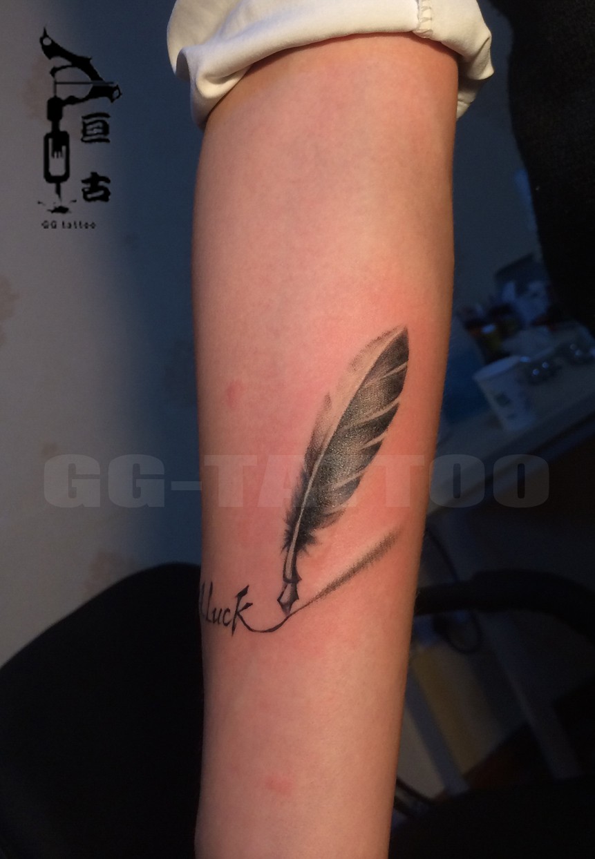 手臂时尚羽毛刺青
