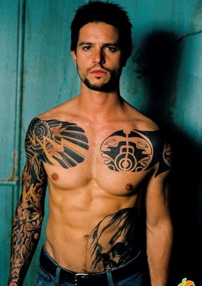 帅气逼人的半甲图腾刺青