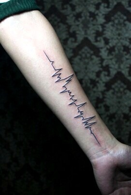 唯美漂亮的手臂心电图刺青