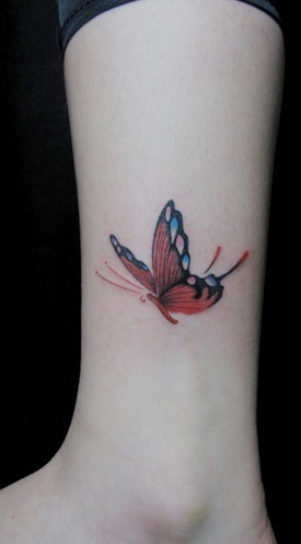 脚踝漂亮小巧的蝴蝶纹身