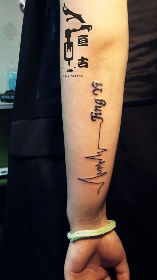 时尚漂亮的心电图刺青