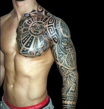 欧美男士帅气的半甲图腾花臂刺青