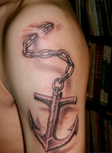 大臂上具有金属质感的船锚刺青