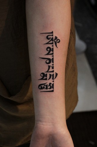 小臂时尚简洁的梵文刺青