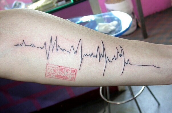 唯美漂亮的手臂心电图刺青