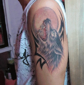 胳膊霸气的狼头纹身