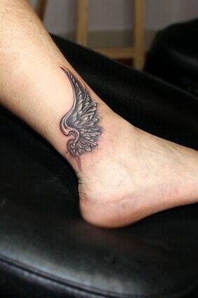 个性时尚的脚踝翅膀刺青