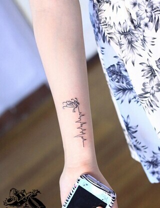 唯美漂亮的手臂心电图刺青