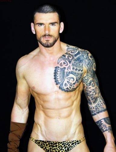 欧美男士帅气的半甲图腾花臂刺青