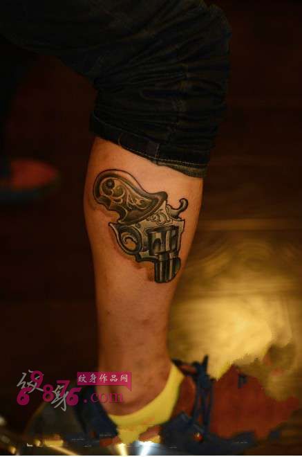 创意左轮手枪小腿纹身图片