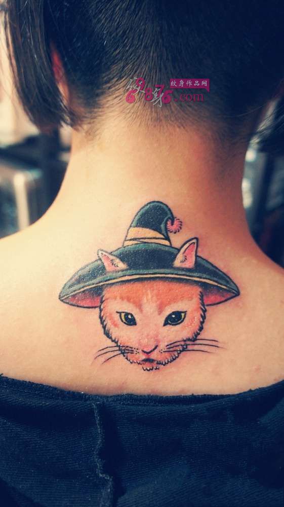 草帽小萌猫后颈纹身图片