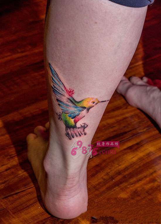 彩色水墨画蜂鸟脚踝纹身图片