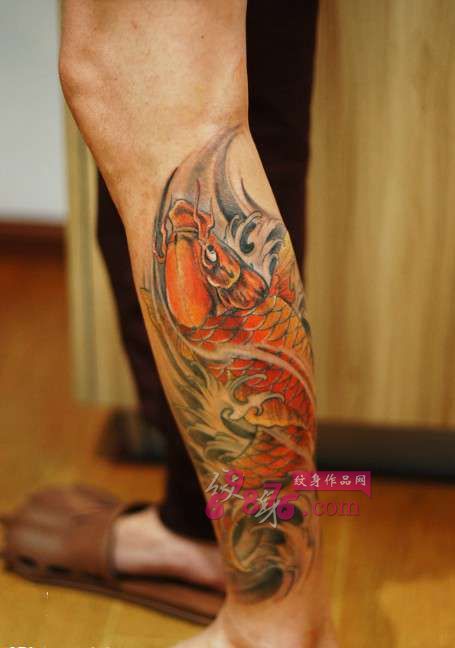 传统红色鲤鱼小腿纹身图片