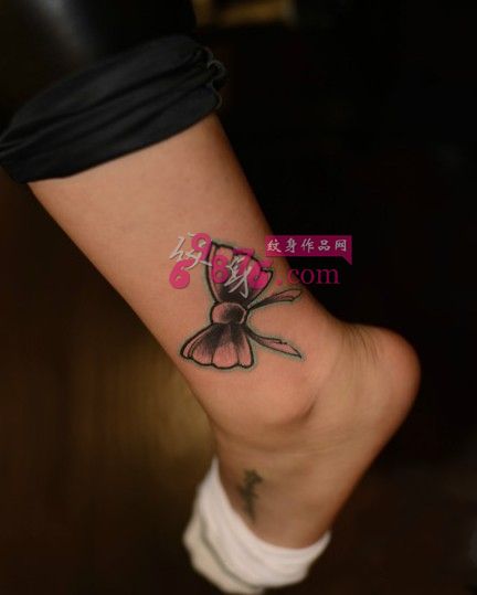 粉色小蝴蝶结脚踝纹身图片
