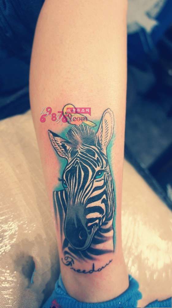 小黄鸟与斑马小腿纹身图片