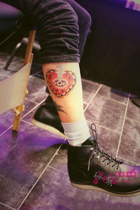 创意红心上帝之眼小腿纹身图片