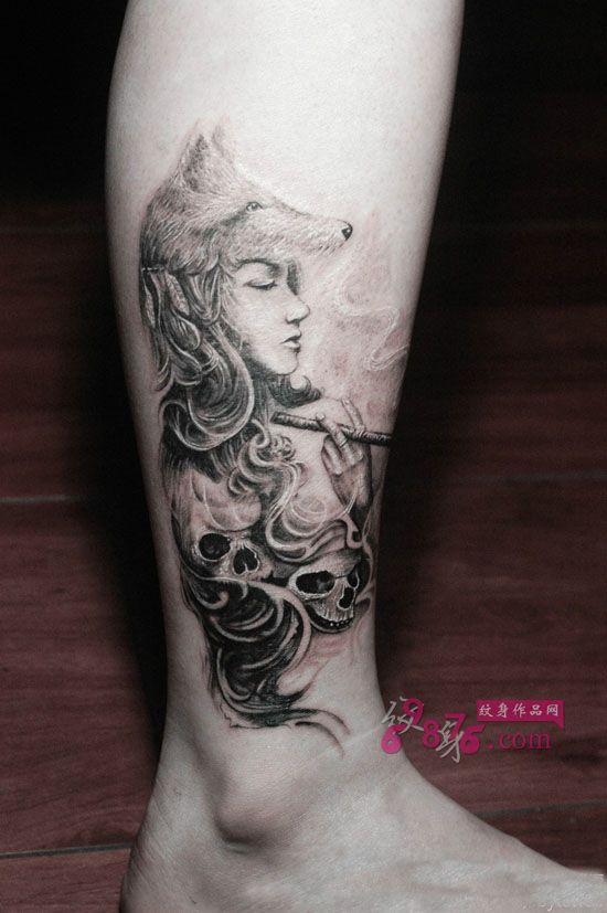 黑灰狐狸美女脚踝创意纹身图片