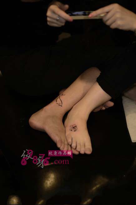 姐妹脚踝海豚与花朵小清新纹身图片