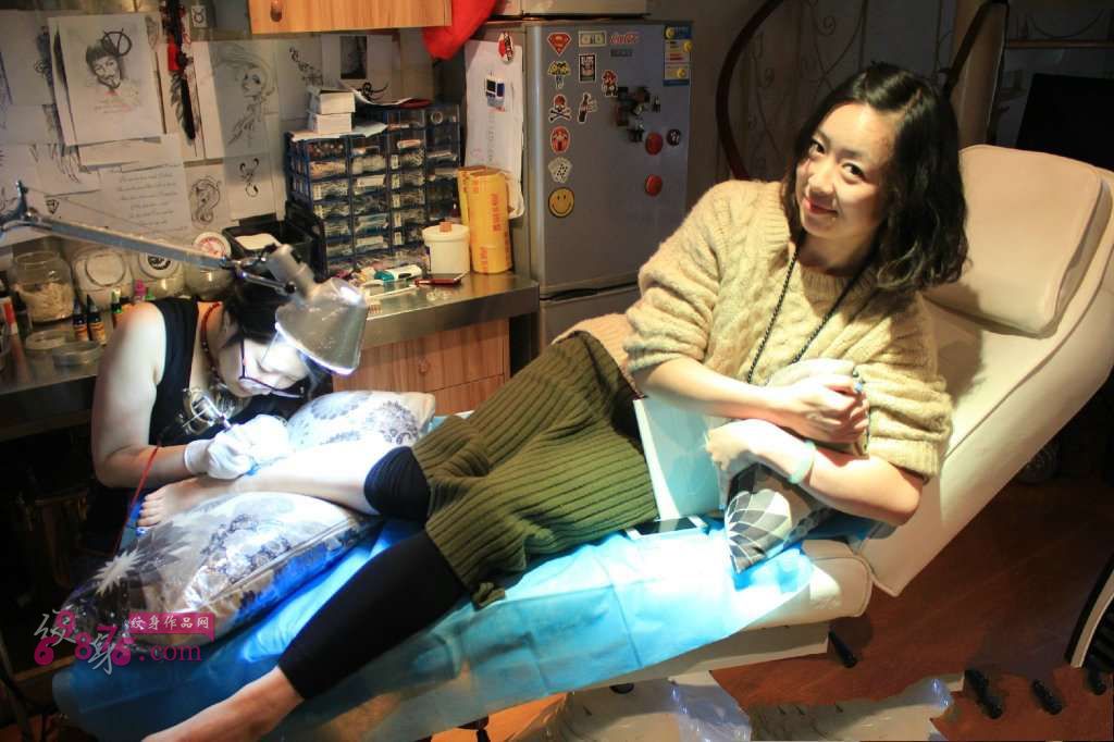 创意彩色鹿脚踝纹身图片