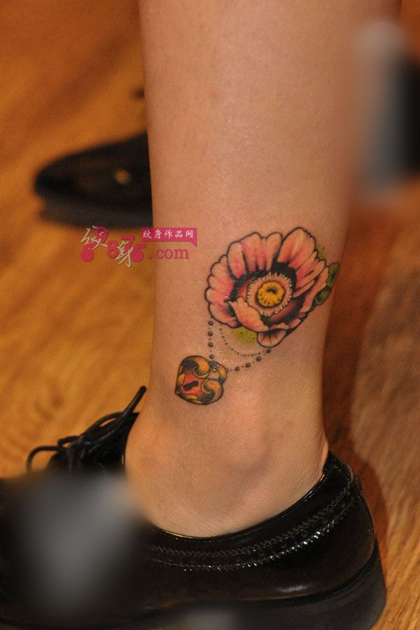 小雏菊与心锁创意脚踝纹身图片