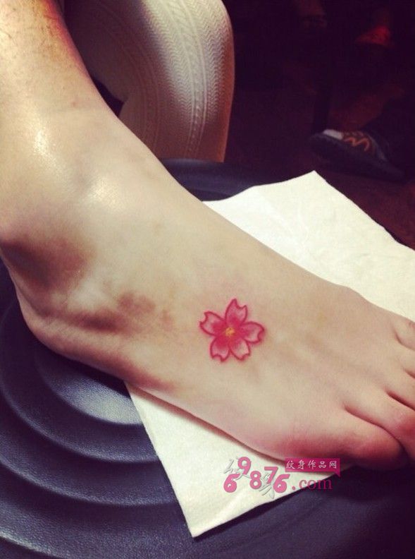 粉色樱花朵脚背纹身图片