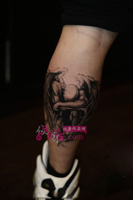 欧美黑灰天使小腿纹身图片