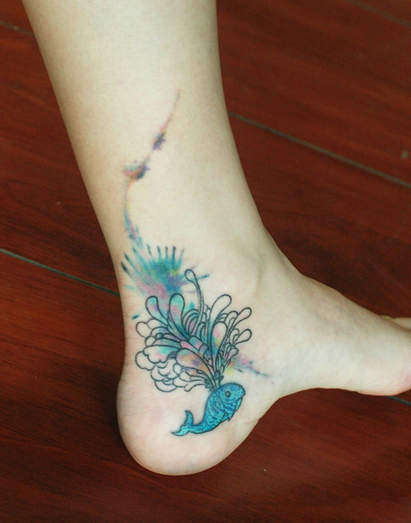 创意小鲸鱼脚踝纹身图片