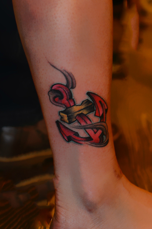 彩色船锚脚踝纹身图片