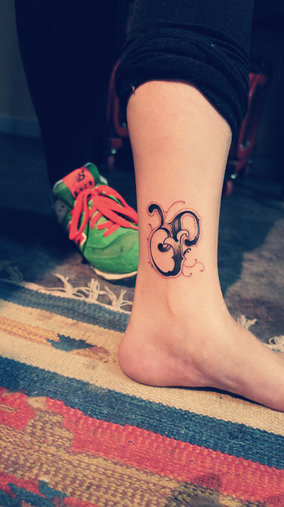 字母花脚踝创意纹身图片