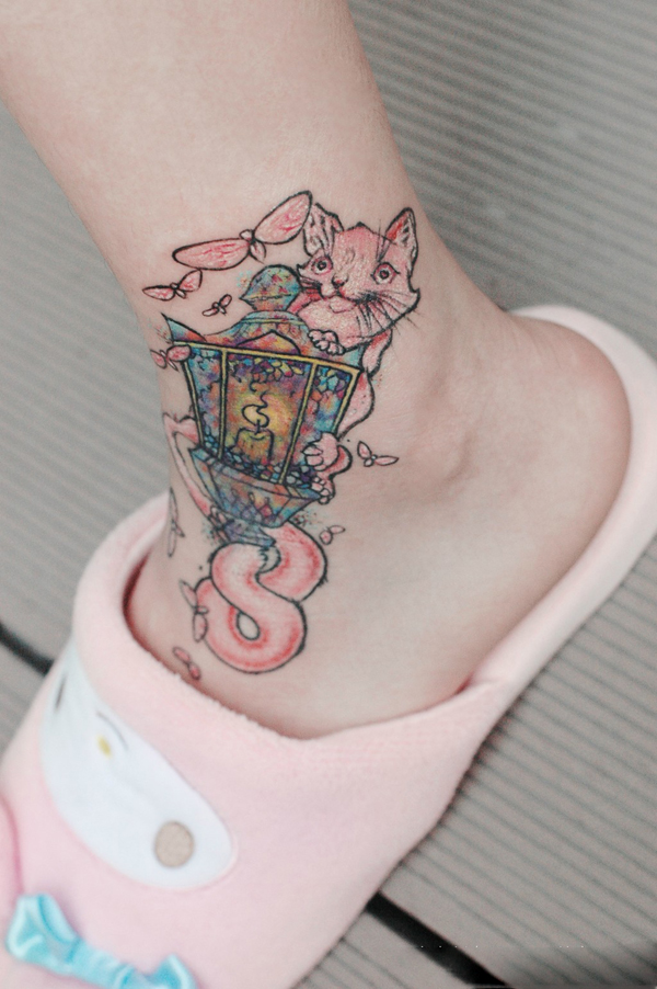 可爱粉色小兔子路灯脚踝纹身图片