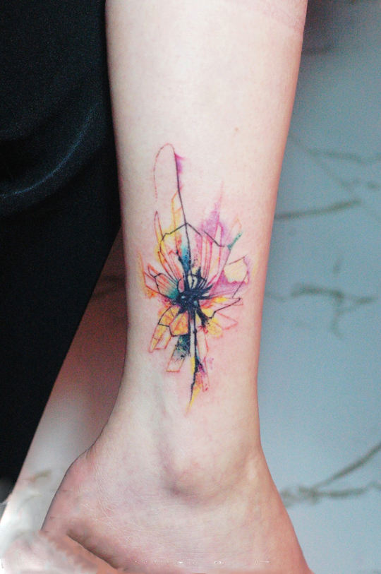 清新水墨画脚踝纹身图片