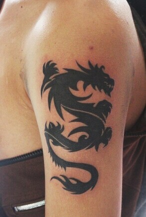 大臂简单的龙图腾刺青