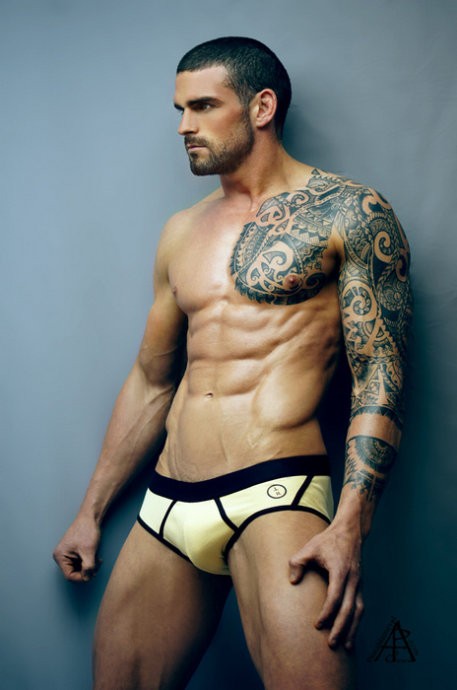 半甲图腾花臂刺青