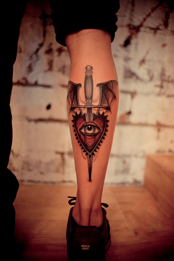 创意剑刺红心小腿纹身图片