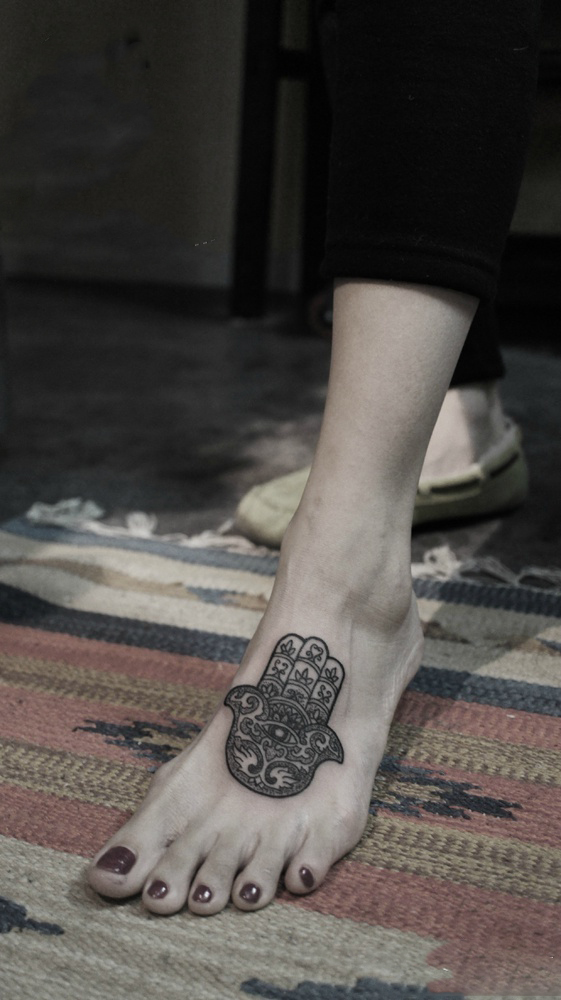 时尚梵文掌印脚背纹身图片
